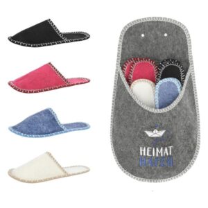 Das Gäste-Slipper Set mit dem Schriftzug „Heimat Hafen“ vereint vier Paar Filzhausschuhe in einer praktischen Aufbewahrungstasche – maritim, windfest und perfekt für stilvolle Gastfreundschaft im Küstenflair.