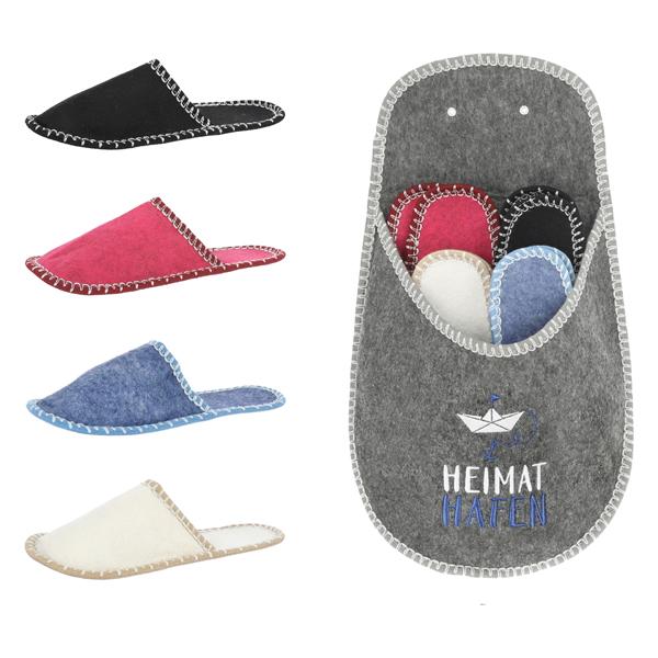 Das Gäste-Slipper Set mit dem Schriftzug „Heimat Hafen“ vereint vier Paar Filzhausschuhe in einer praktischen Aufbewahrungstasche – maritim, windfest und perfekt für stilvolle Gastfreundschaft im Küstenflair.