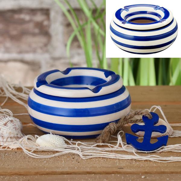 Der Aschenbecher Small aus Keramik in blau-weißem Streifendesign, ideal für den maritimen Balkon oder Garten.